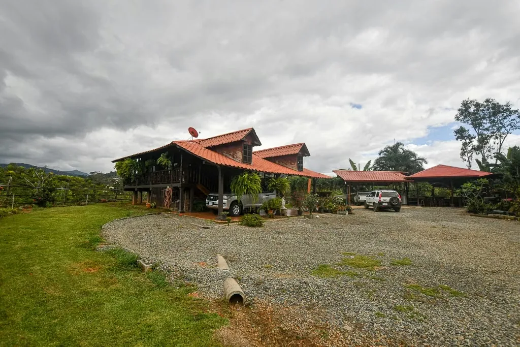 Property located in the quiet and sparsely populated area of Roble Arriba de la Palma, Pérez Zeledón, on an 8,015 square meter (2 ACRES) lot, with a charming cabin-style house built ...