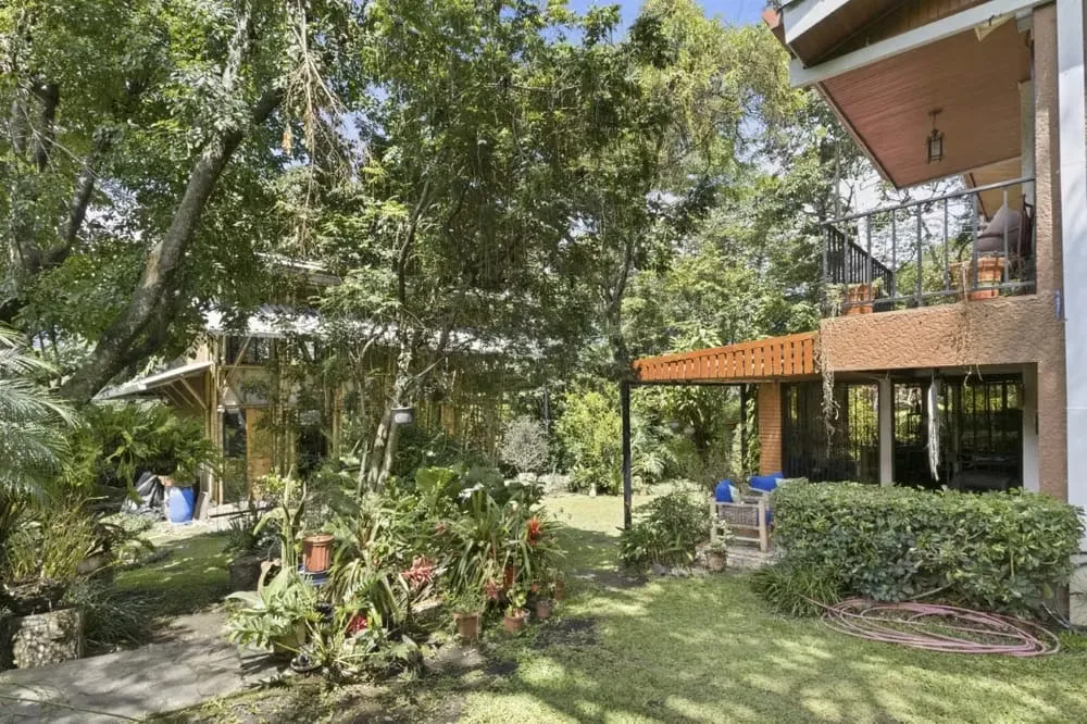 Descubra una propiedad difícil de encontrar en Escazú: una casa independiente rodeada de vegetación, con ...