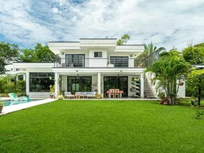 Casa Blanca, Impresionante Casa Ubicada en Ojochal – ¡Gran Reducción de Precio!