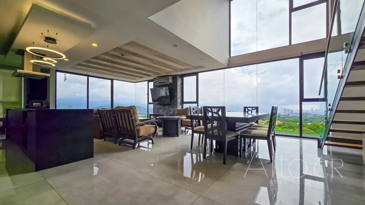 Precioso penthouse duplex en un condominio de alto prestigio seguro, acogedor con vista al valle central donde se podra apreciar cada atardecer. Vista privada a una reserva forestal, ...