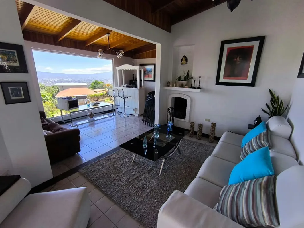 Exclusive independent house located in one of the most attractive residential areas of Escazú, with spectacular panoramic views of ...