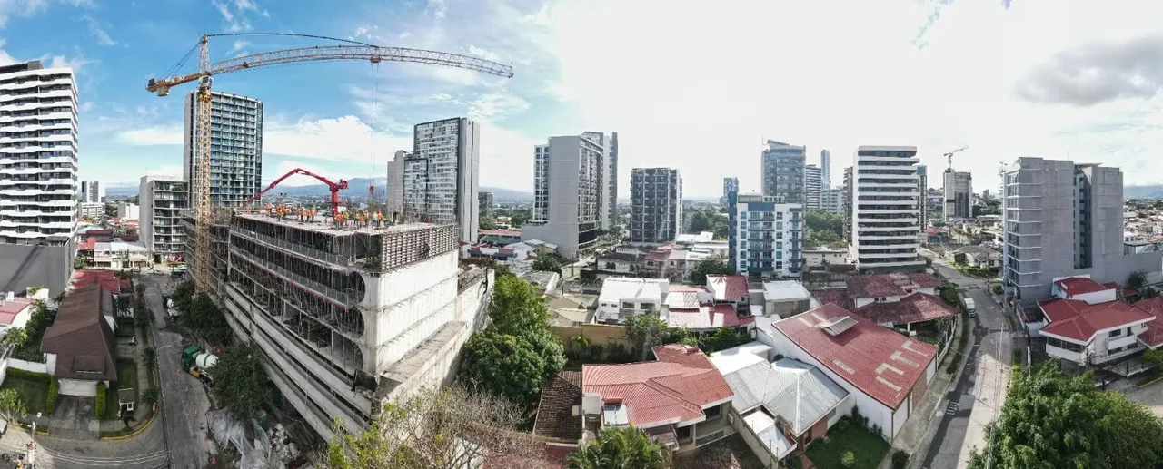 Vive en el sector más exclusivo y cotizado de San José, a solo pasos del Parque del Perú y La Sabana.