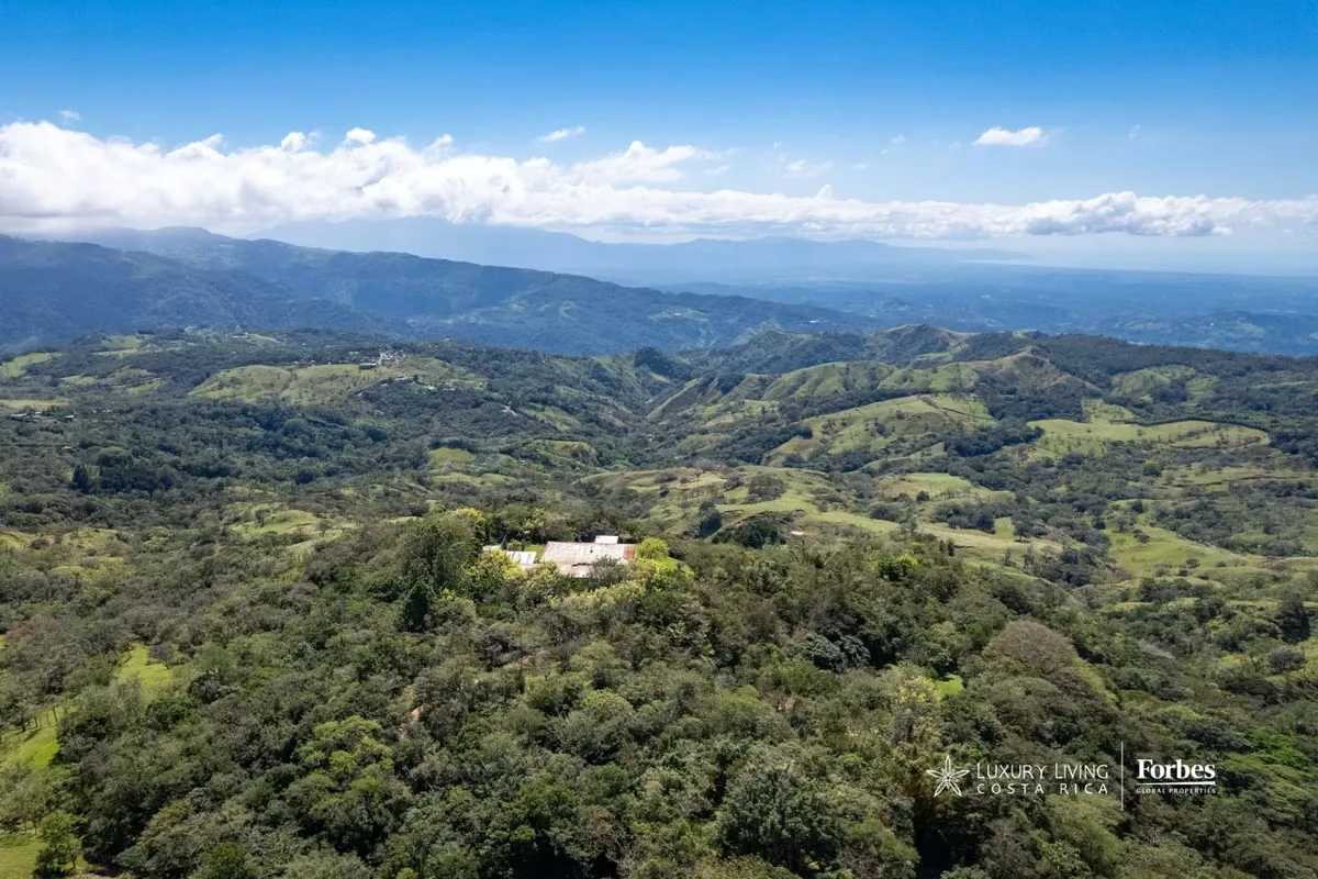 Located in the mountains of San Ramón, just 25 minutes from the center, this spacious holiday house offers an experience of tranquility and connection to nature. With ...