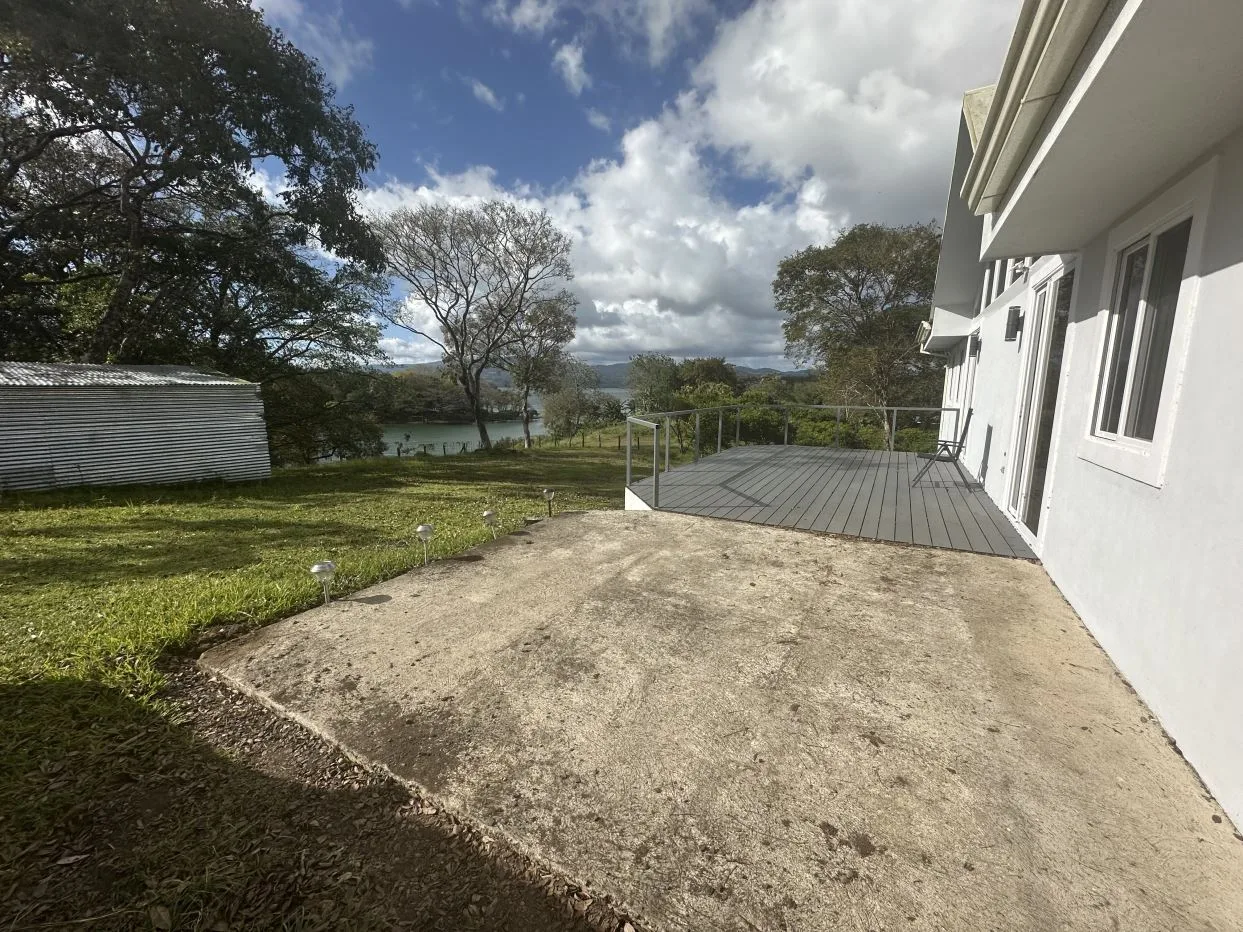 Luxury lakefront home, photo 11