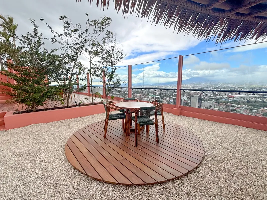 Close to all utilities, steps from restaurants, supermarkets and entertainment areas.