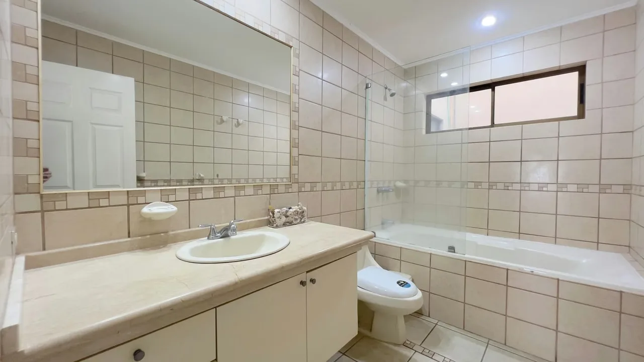 Descubra un hogar donde la naturaleza, la privacidad y el confort se unen para brindarle una experiencia de vida excepcional. Ubicada en un exclusivo condominio privado de pocas ..., photo 11
