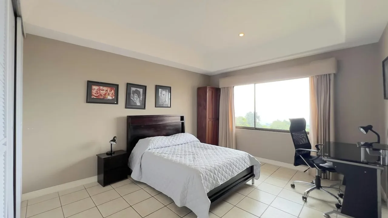 Descubra un hogar donde la naturaleza, la privacidad y el confort se unen para brindarle una experiencia de vida excepcional. Ubicada en un exclusivo condominio privado de pocas ..., photo 13