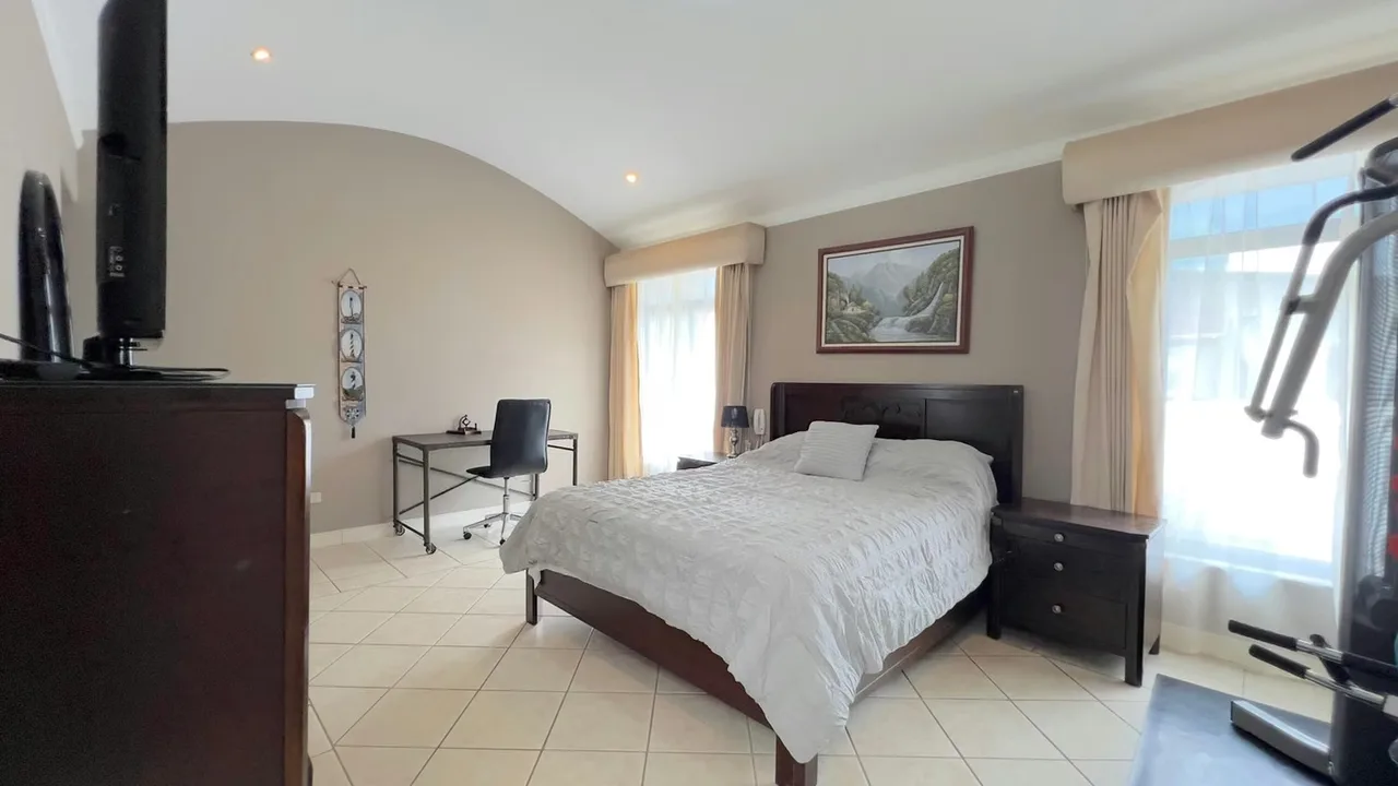 Descubra un hogar donde la naturaleza, la privacidad y el confort se unen para brindarle una experiencia de vida excepcional. Ubicada en un exclusivo condominio privado de pocas ..., photo 9