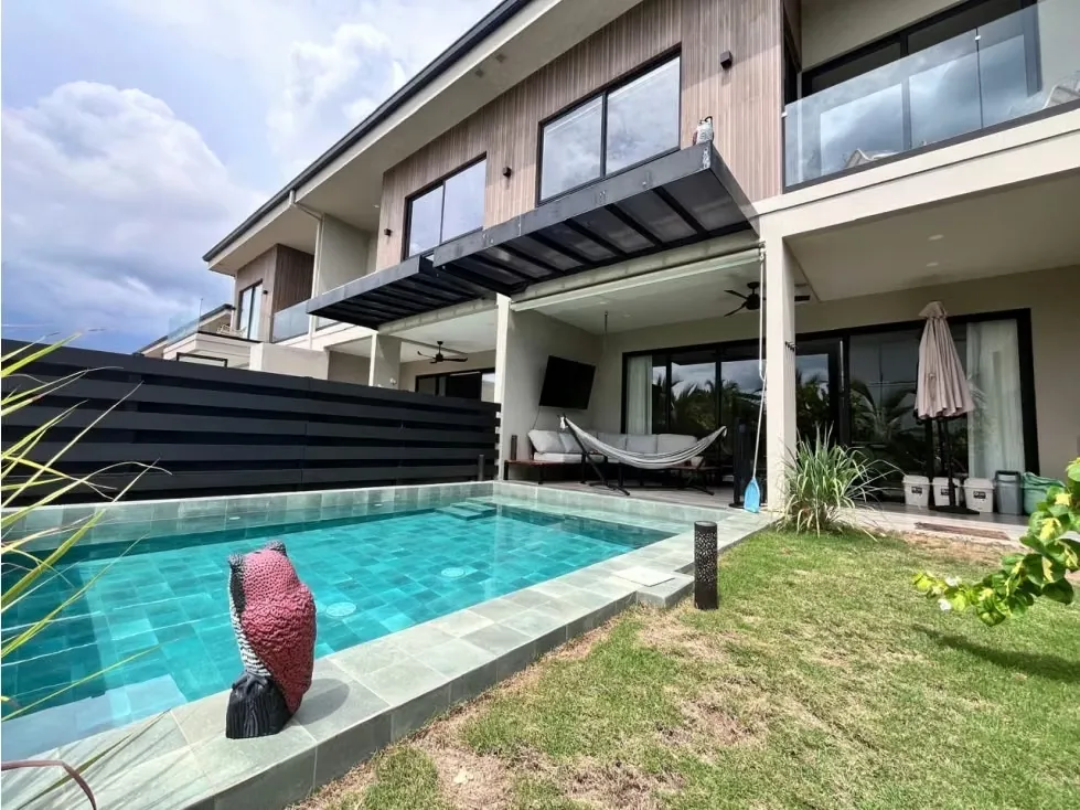 Vendemos con piscina privada frente al lago en Místico Resort. Ubicada en Playa Hermosa, Puntarenas.
