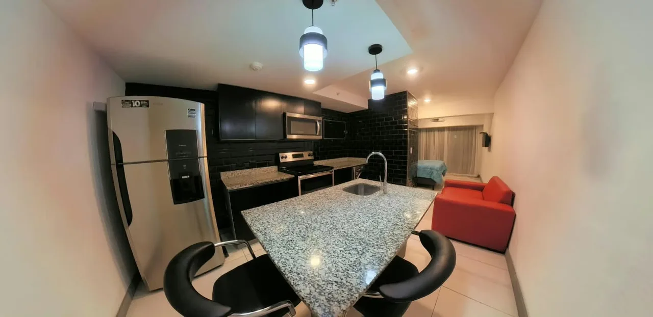 Moderno apartamento estudio amueblado en Los Yoses con amenidades de lujo y vista a las montañas
