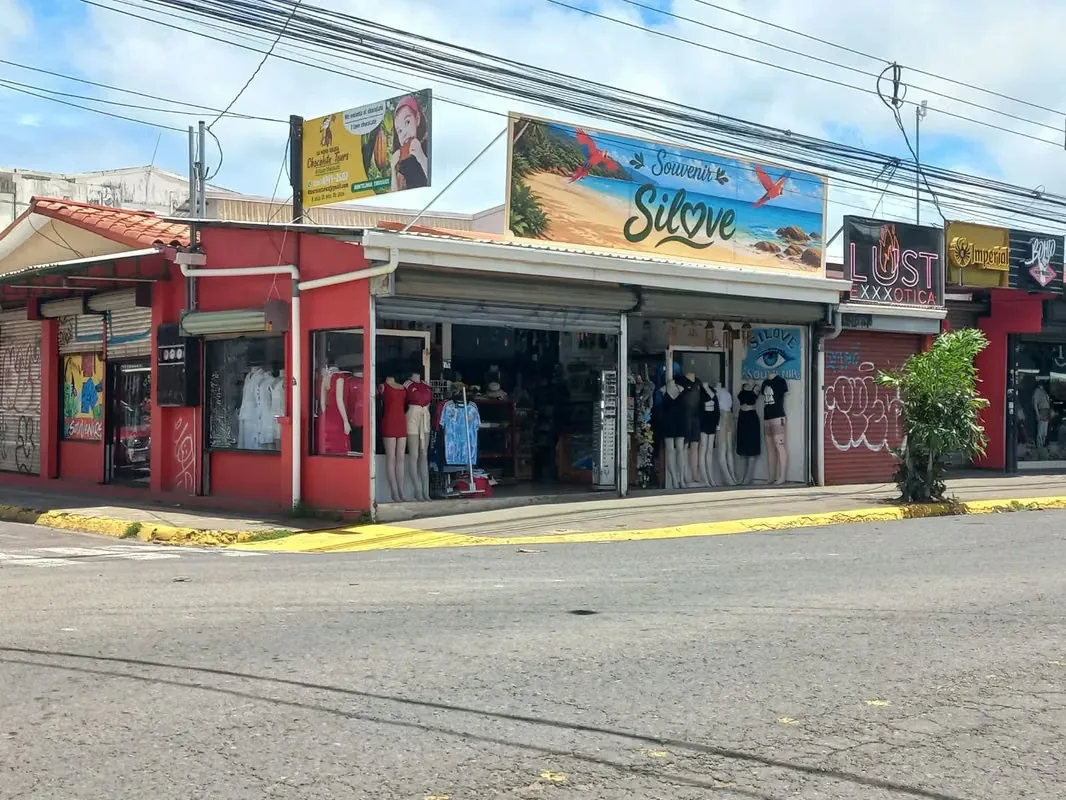 We present an exceptional investment opportunity in a high-visibility commercial space strategically located in the heart of Jacó, ...