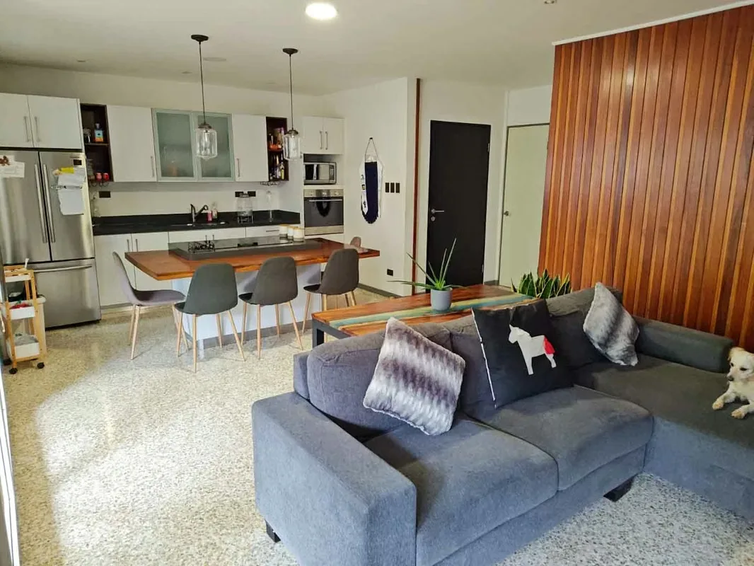Ubicada en Rohrmoser, Nunciatura, esta propiedad ofrece una combinación poco común: una casa principal completamente renovada, amplios espacios exteriores y un ...
