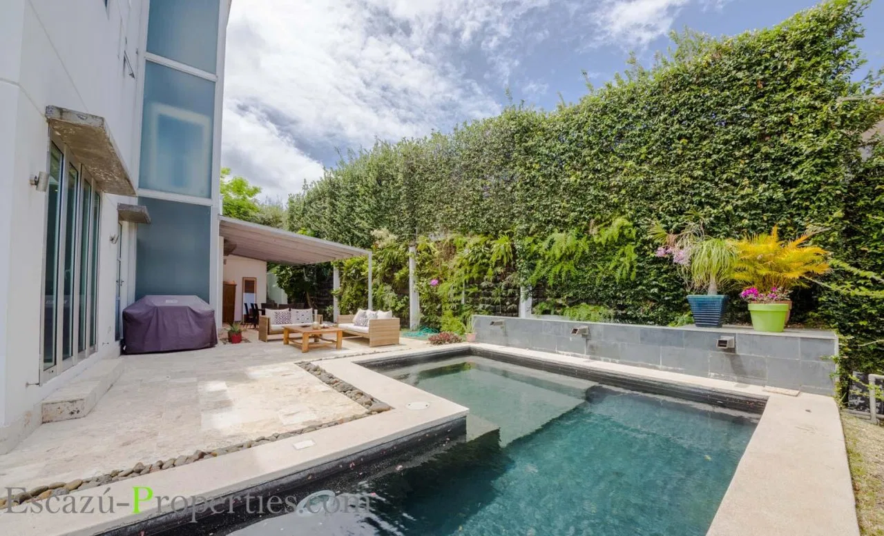 Casas en Venta en Escazú con piscina moderna.