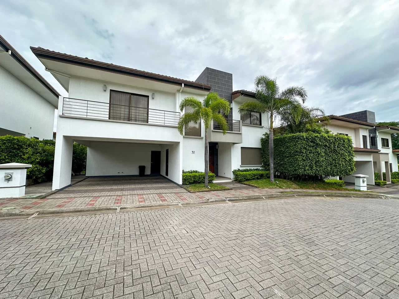 VENTA Y ALQUILER DE CASA EN CONDOMINIO LOMAS DEL VALLE AMUEBLADA