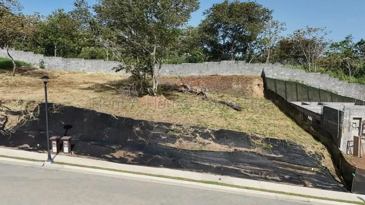 Lote Condominio Hacienda Espavel, La Guácima, Alajuela* Excelente oportunidad para construir en un condominio residencial horizontal ubicado en La Guácima, Alajuela -- una de las ...