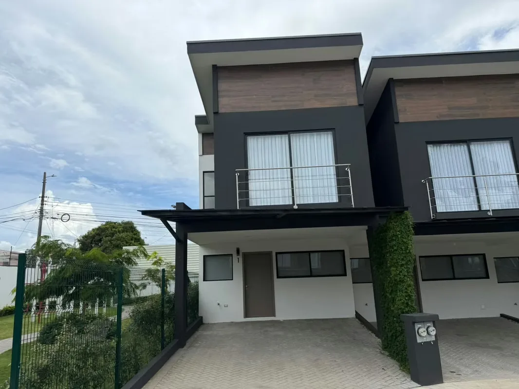 Casa en Condominio, con seguridad, y amenidades como piscina, casas club, parques infantiles, gimnasio, área para trabajar o estudiar.
