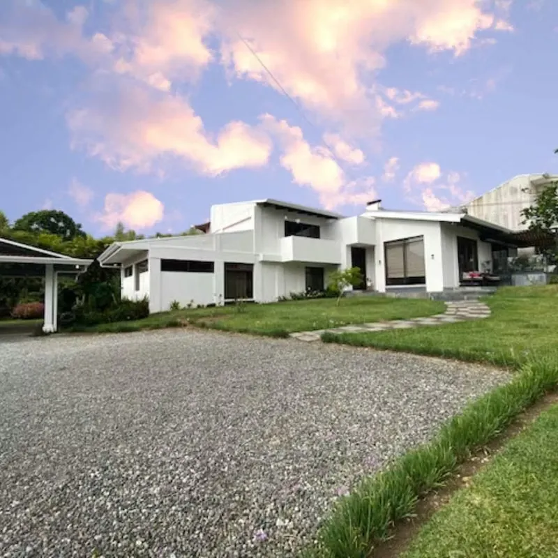 Esta hermosa propiedad de 1160 m2 se caracteriza por sus enormes y cuidados jardines y sus detalles exquisitos que la hacen única y especial.