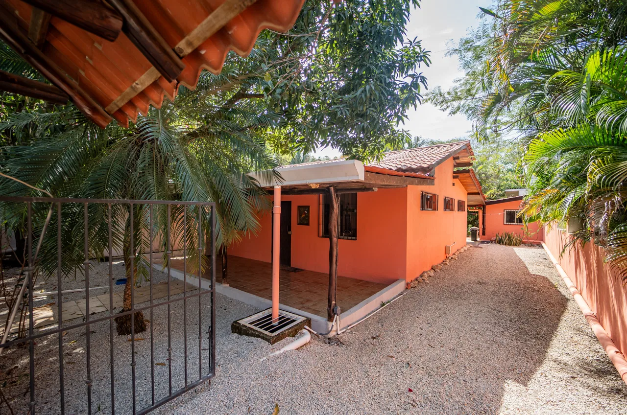 Excellent Location - 2bed house + 1 small apartment in Buena Vista