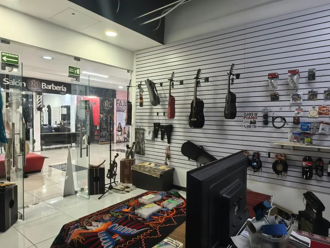 Mall San Pedro is a very well located and very moving shopping center, photo 3