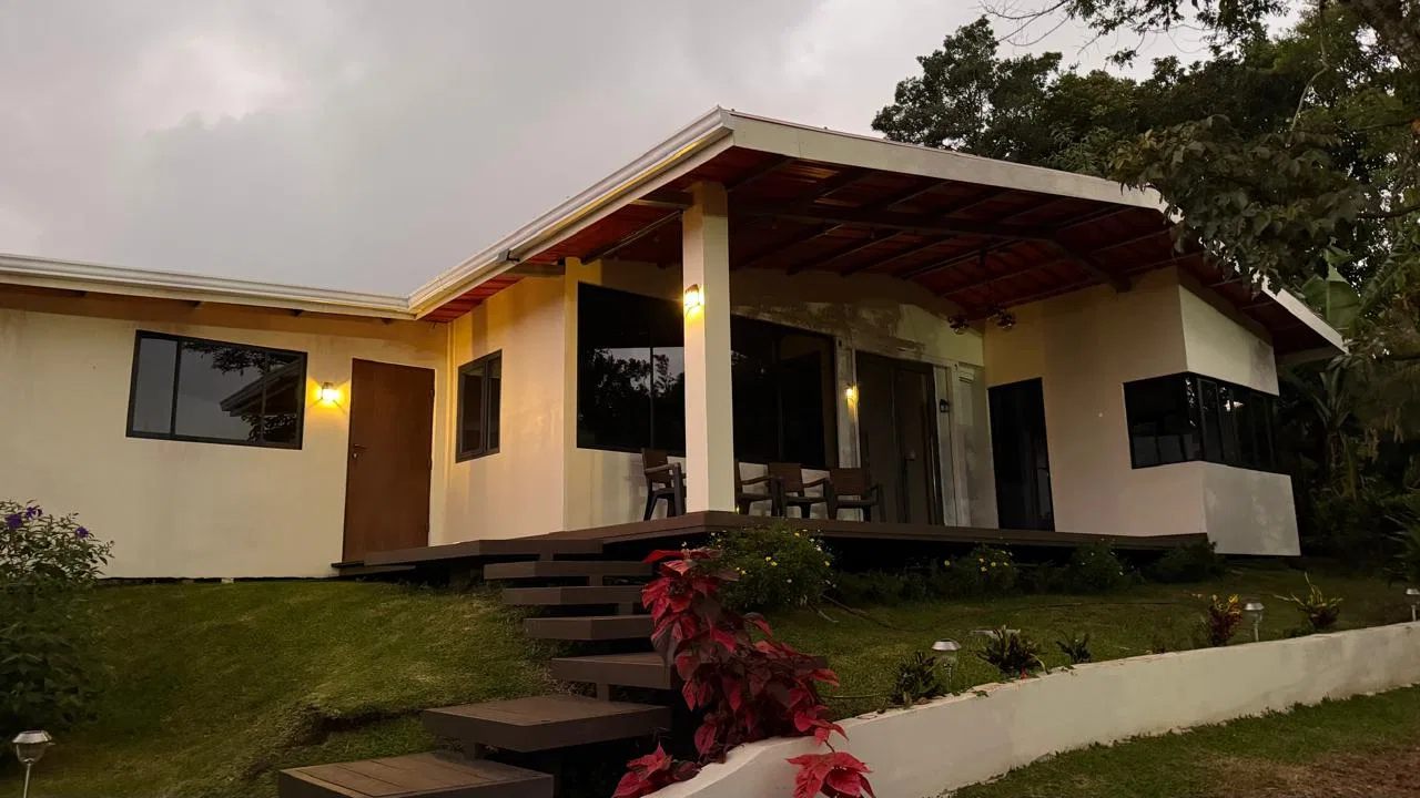 Casa/ Apartamento moderno con linea blanca y todos los servicios incluidos en alquiler en Grecia