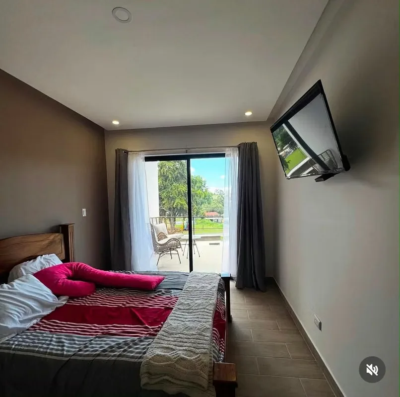 Esta hermosa propiedad se encuentra dentro de un condominio de desarrollo reciente, caracterizado por sus viviendas prácticamente nuevas, arquitectura contemporánea y un entorno ..., photo 2