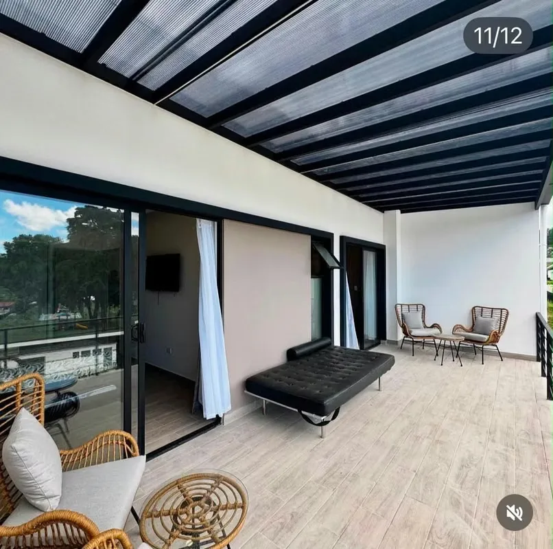 Esta hermosa propiedad se encuentra dentro de un condominio de desarrollo reciente, caracterizado por sus viviendas prácticamente nuevas, arquitectura contemporánea y un entorno ..., photo 3