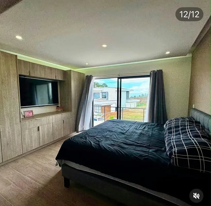 Esta hermosa propiedad se encuentra dentro de un condominio de desarrollo reciente, caracterizado por sus viviendas prácticamente nuevas, arquitectura contemporánea y un entorno ..., photo 9