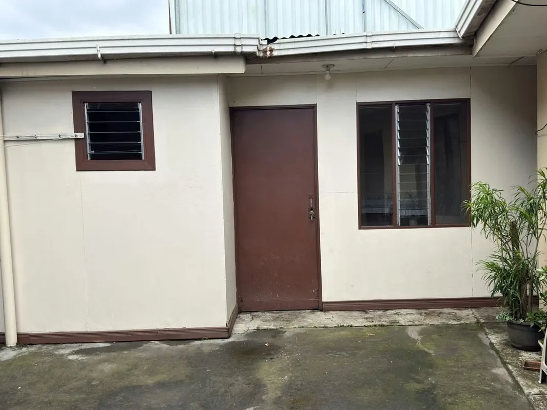 Alquilo pequeño apartamento en Tibas centro para una persona o pareja