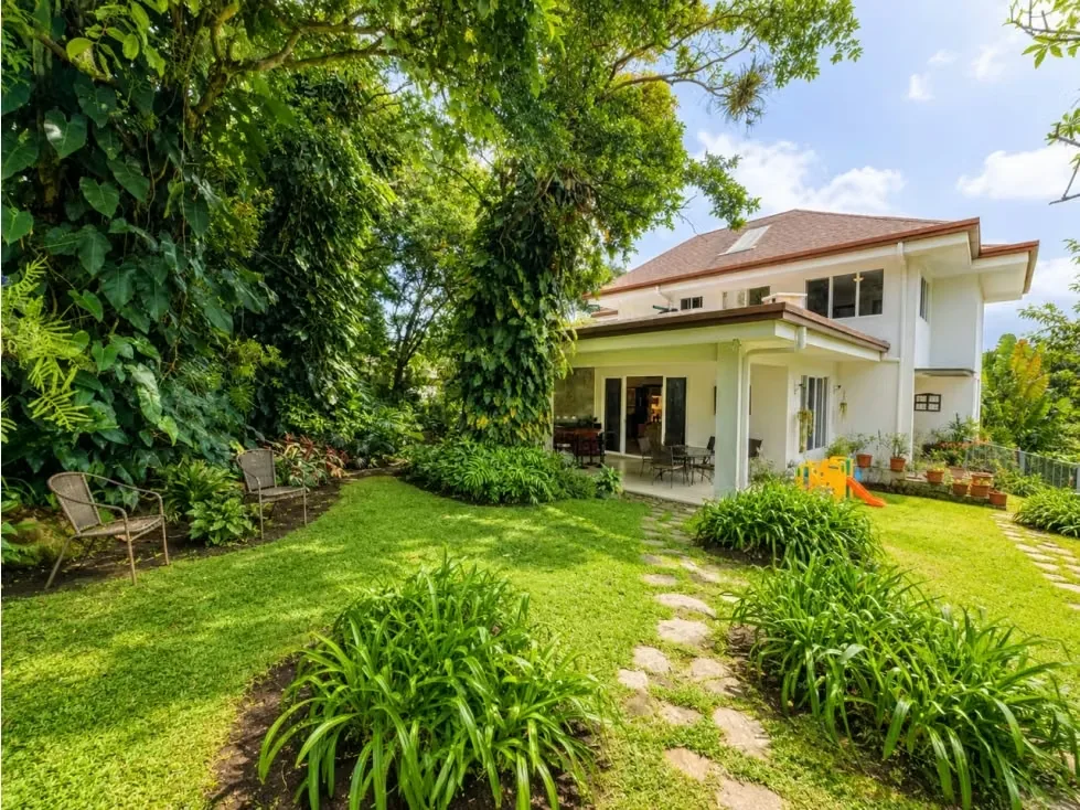 Descubre el equilibrio perfecto entre comodidad, privacidad y espacios amplios en esta hermosa residencia, un residencial privado de únicamente 15 casas, ideal para quienes buscan ...