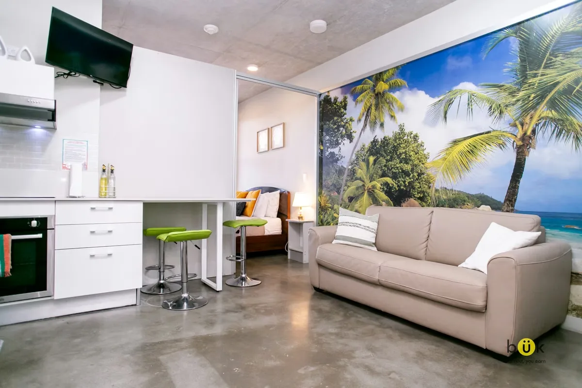 Located on the 17th floor of **URBN Escalante**, in the heart of **San José**, this modern studio apartment offers comfort, style, and stunning city views.