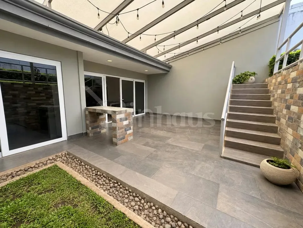 Two-level residence located in an exclusive condo of Guachipelin de Escazú. The ground floor integrates the social area with living room, dining room and kitchen in an open concept, ...