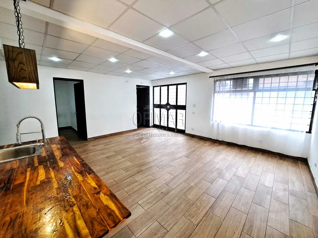 Ubicado en una propiedad de únicamente 3 apartamentos, dentro de un residencial muy seguro, tranquilo y de excelente ...