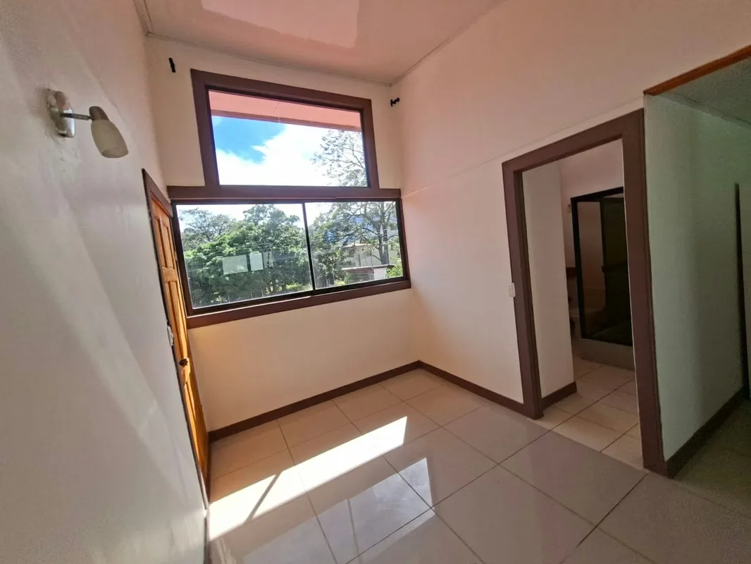 APARTAMENTO EN ALQUILER. SANTA ANA . CENTRCO. 2do NIVEL