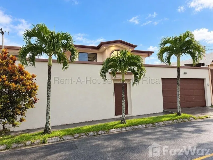 RAH 27-922Amplia casa en venta en Heredia, San Pablo. Ubicación privilegiada y espacios para toda la familia. ¡Vivir cerca de todo es una gran ventaja! Esta propiedad ofrece excelente ...