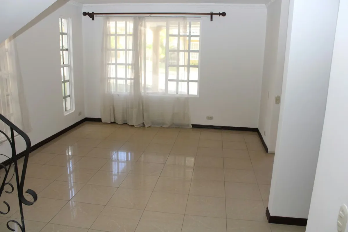 Living room, dining room, kitchen, battery room, service room, office, visiting bathroom, 2 parking spaces, 4 bedrooms, 3 bathrooms.