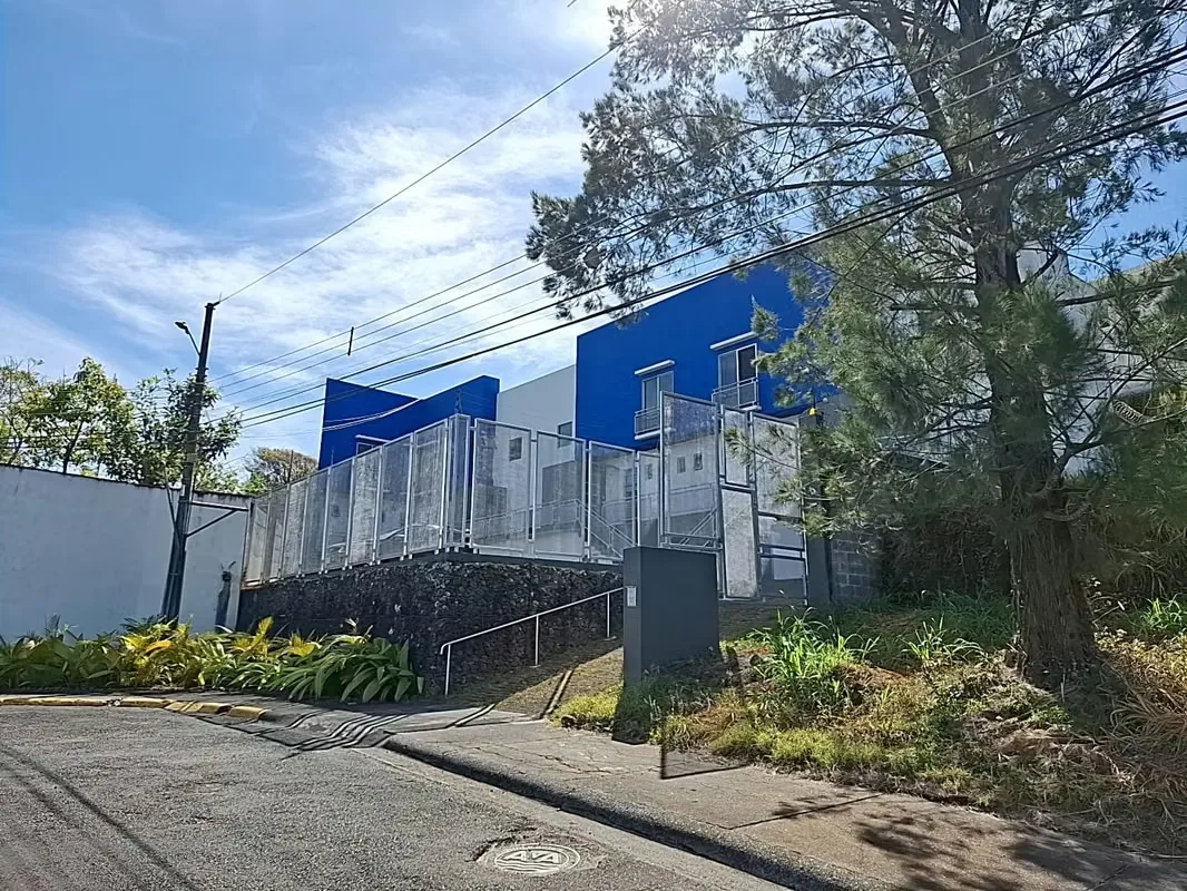 Este hermoso apartamento totalmente amueblado se encuentra en el exclusivo Condohotel Corobicí, una de las ...