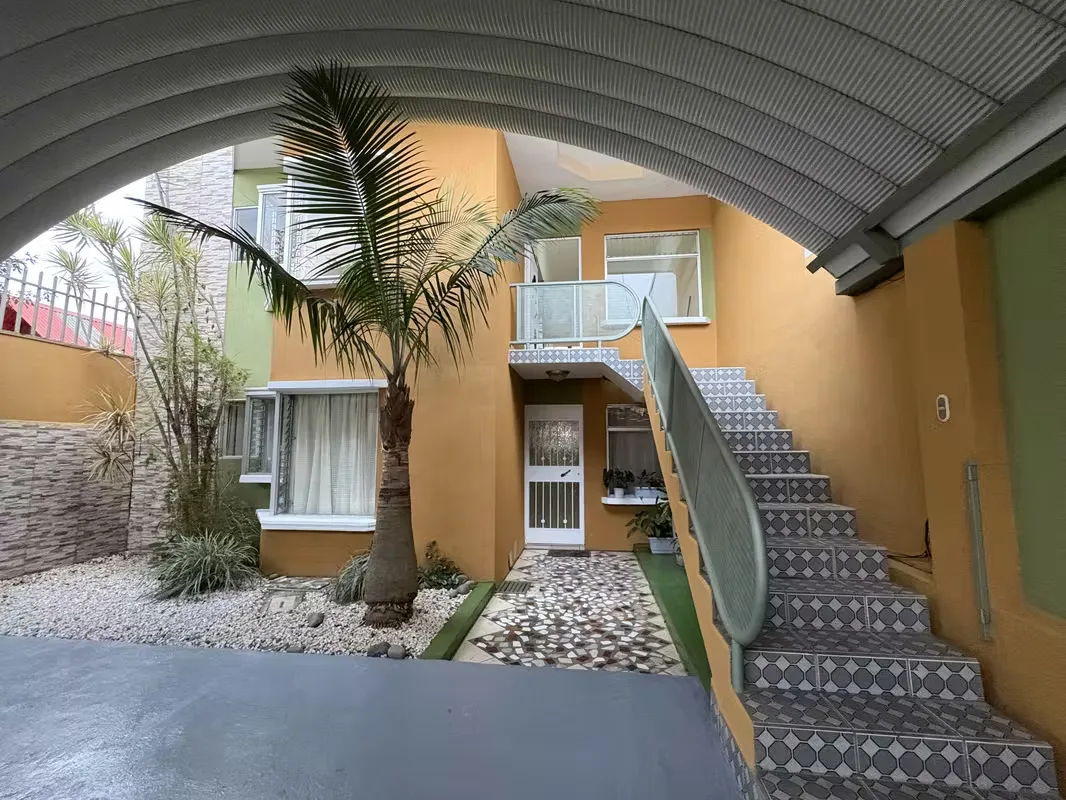 Hermoso apartamento en segunda planta, ubicado en un condominio privado, seguro y tranquilo.