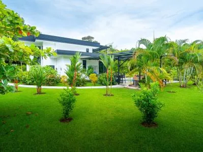 Excepcional tesoro de jardín en Ojochal, moderna casa de 4 habitaciones en 1 acre, photo 2