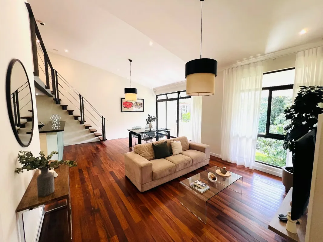 Este apartamento de doble altura en Avalon Country Club, Santa Ana, ofrece una experiencia residencial inigualable, donde la amplitud y la elegancia se fusionan con una iluminación ...