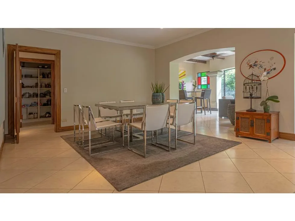Es una casa de lujo dentro del prestigiado condominio Bosques de Lindora, con 1021m² de terreno y 511 m² construidos, ubicada estratégicamente dentro del condominio.