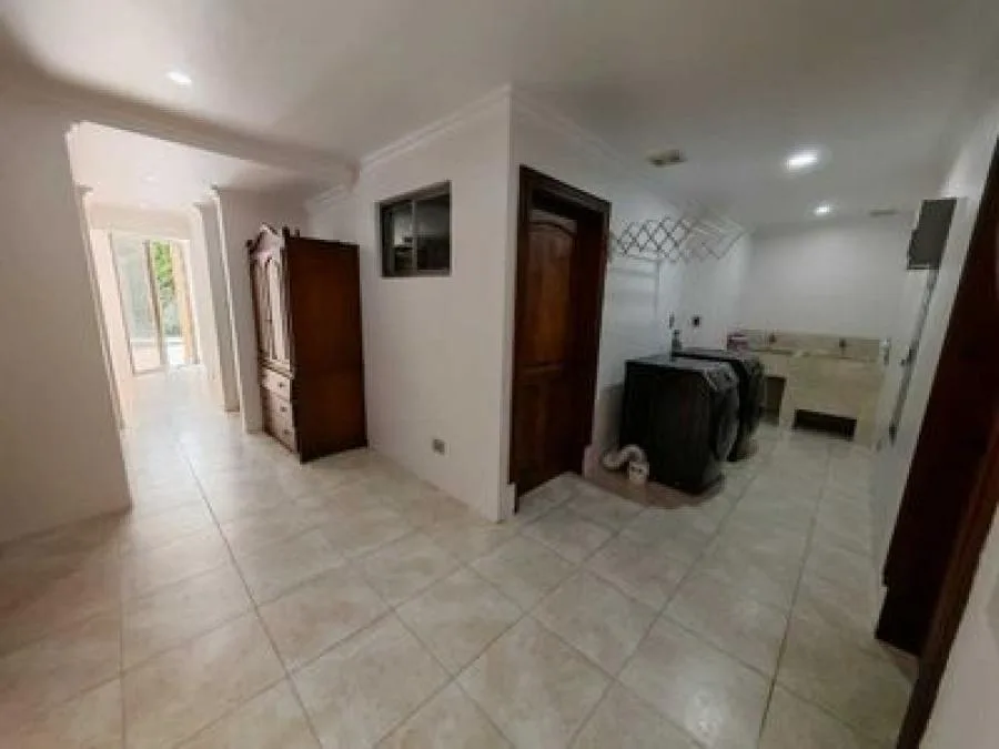 Venta de casa de lujo en Condominio Eco Residencial Villa Real, Santa Ana US$ 1,300,000 #UT4235 - Venta en Santa Ana, photo 3