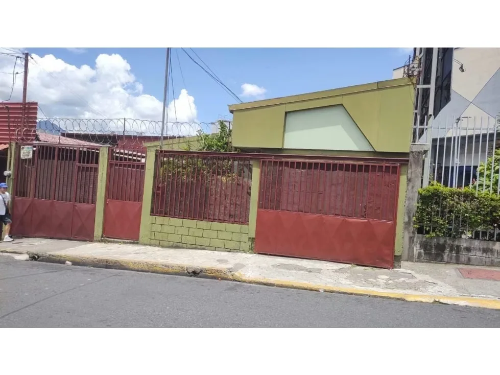 Propiedad de uso mixto que actualmente cuenta con dos casas y un local, dos alquilados, generando ...