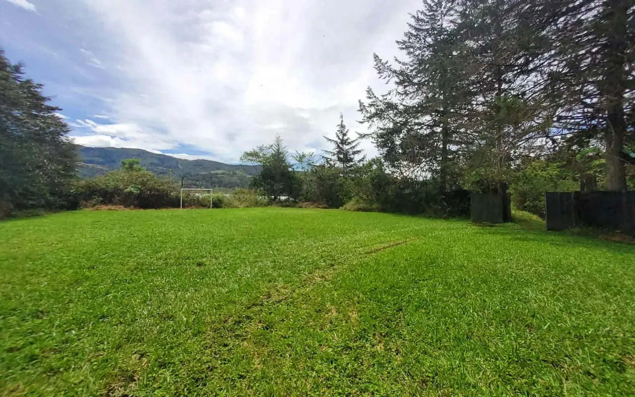 Live surrounded by primary forest and a mountain climate on a 10,670 m² farm with a rustic cabin (2 ..., photo 2