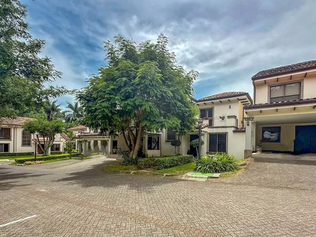 HOUSE FOR SALE IN SOLAR DEL VALLE WITH A SPACIOUS GARDEN