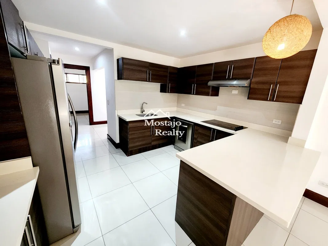 Alquiler de casa amplia, con linea blanca, Condominio Almeria, Pozos, Santa Ana