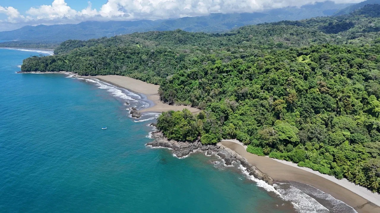 Rare Beachfront Lot Privately Located in Ballena Beach, photo 3