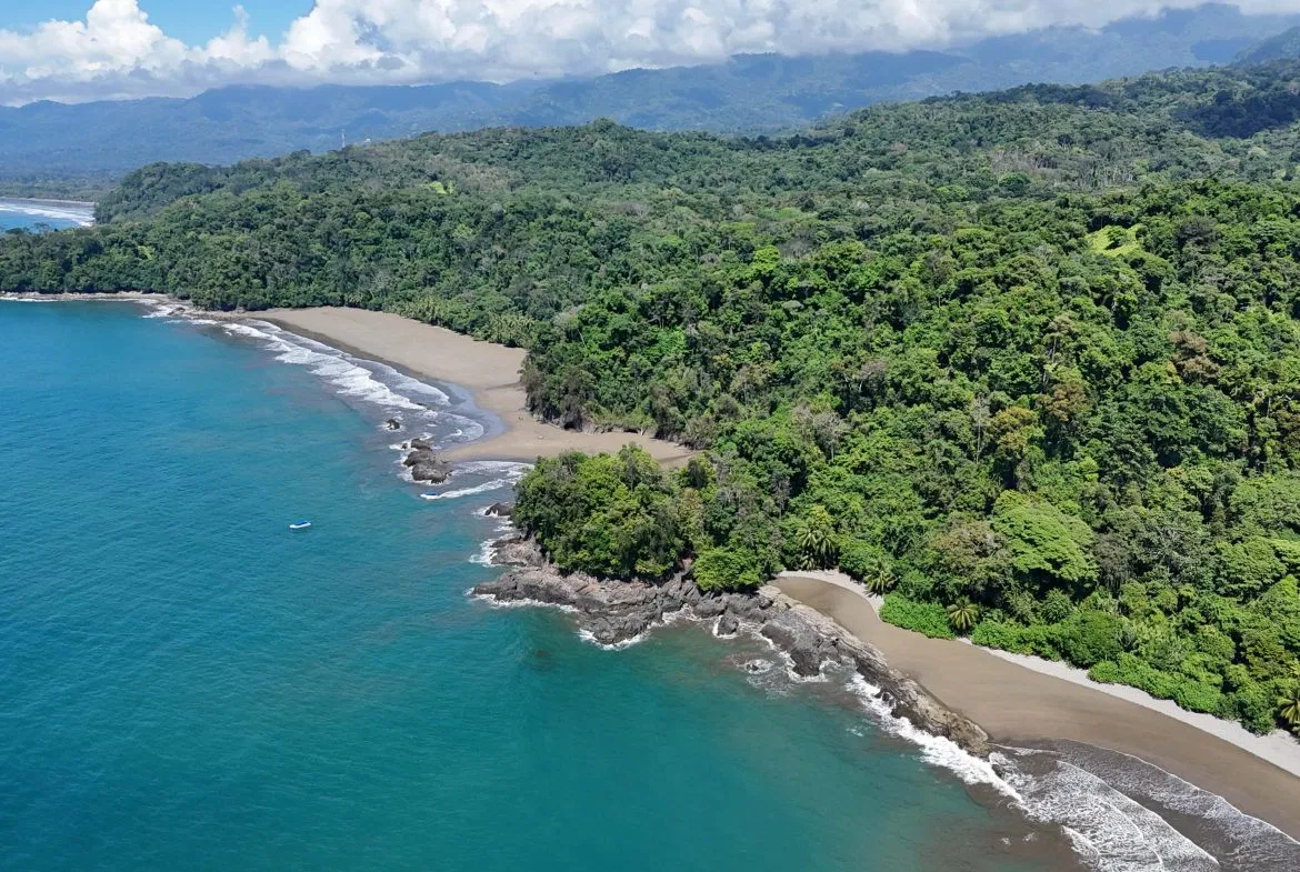 Rare Beachfront Lot Privately Located in Ballena Beach, photo 4