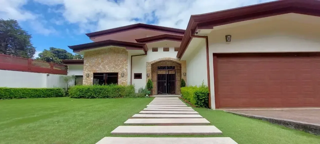 Descubra la elegancia y la serenidad en esta acogedora casa de 6 habitaciones, estratégicamente ubicada en San Rafael, ...