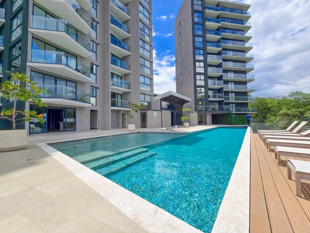 Elegante apartamento esquinero full amueblado, ubicado en el piso 11 de Torre Soho Paradisus, en Rohrmoser, Pavas (La Geroma). Su ubicación en esquina ofrece mayor privacidad, ...