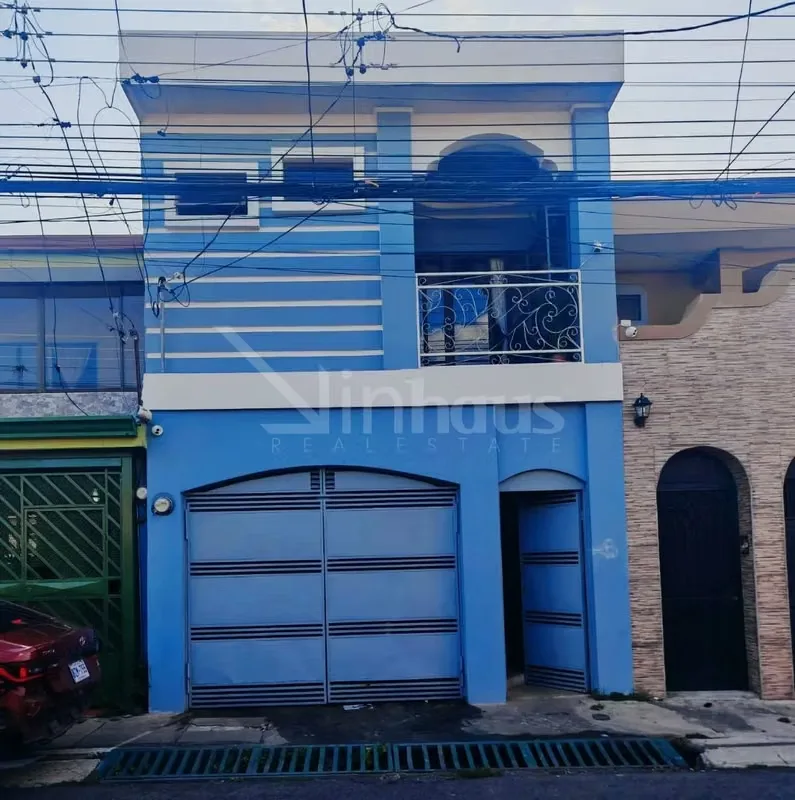 Descubra una casa amplia, moderna y diseñada para disfrutar cada espacio. Al ingresar, encontrará una acogedora sala y comedor de concepto integrado, con excelente iluminación ...